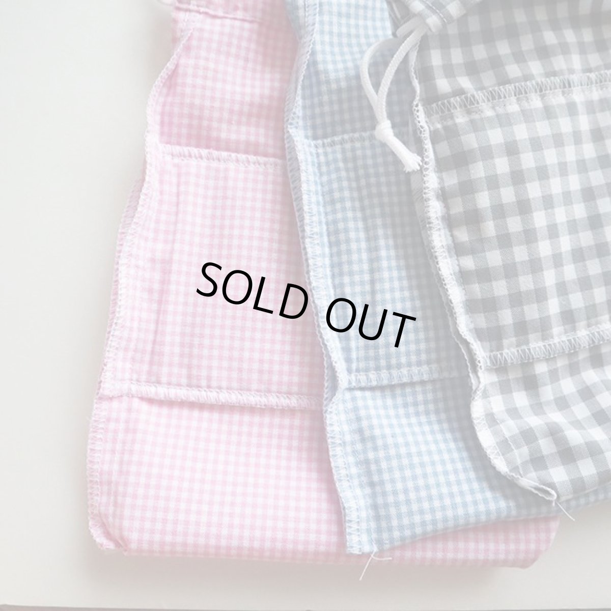 刺繍の裏部分だけ裏地をつけています。