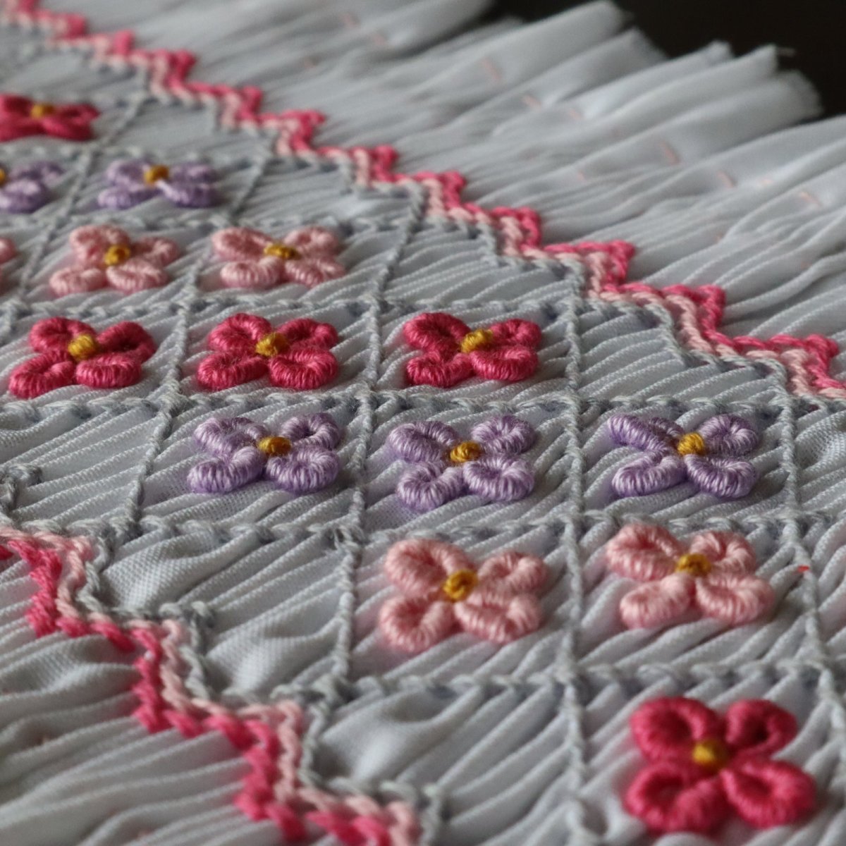 画像2: 完成スモッキング刺繍帯・白 (2)