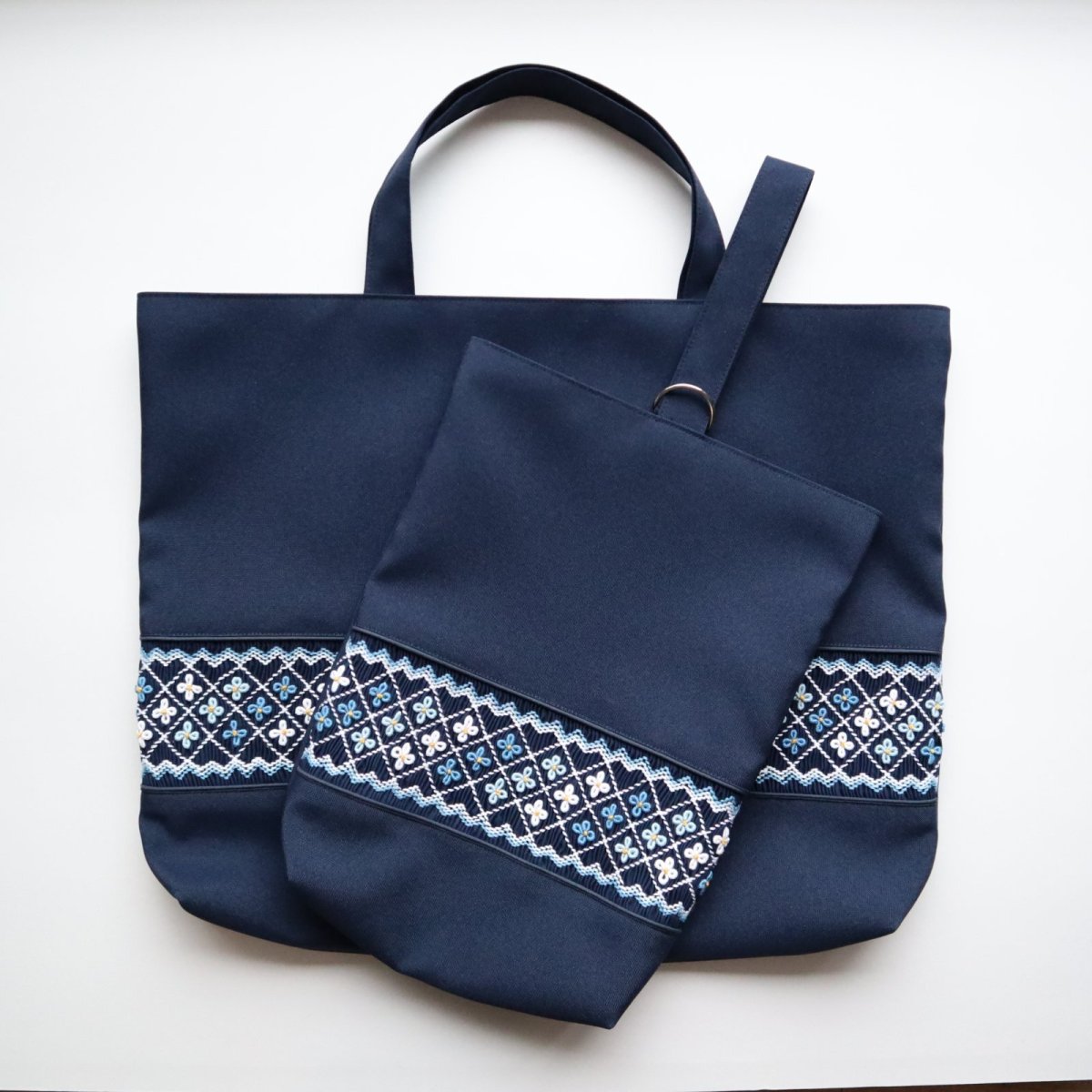 この刺繍の配色違いを使った製作例